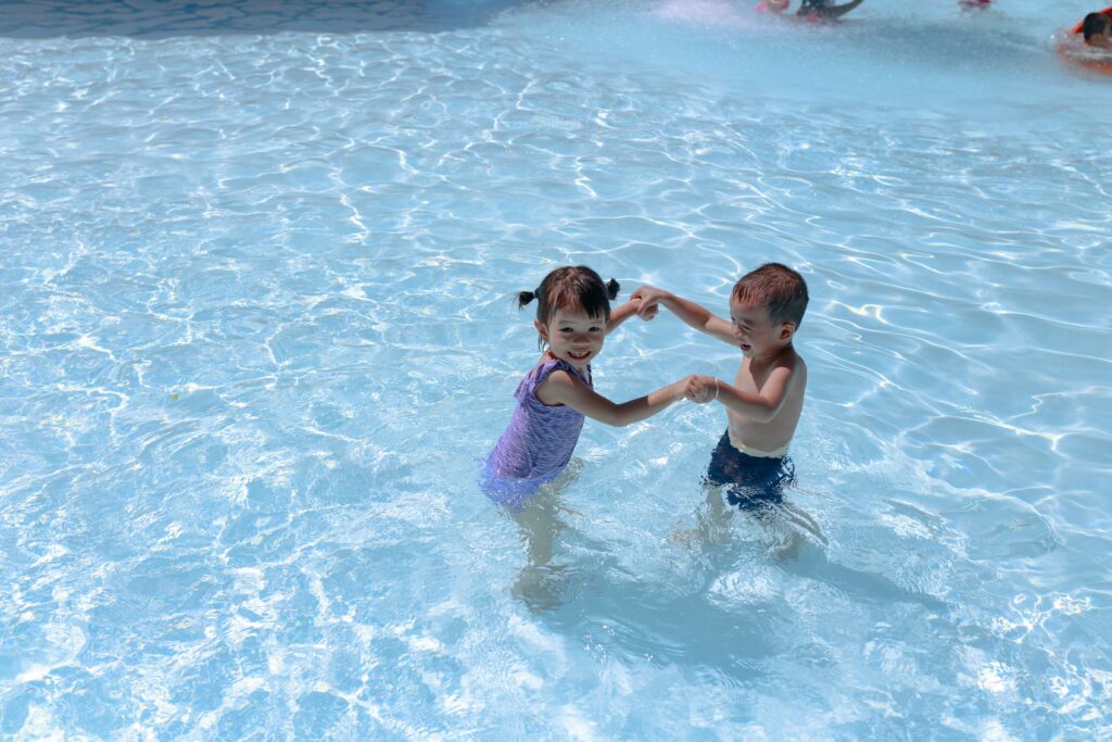 découvrez notre piscine pour des moments de détente et de loisirs en famille ou entre amis. profitez d'une expérience rafraîchissante dans notre piscine.