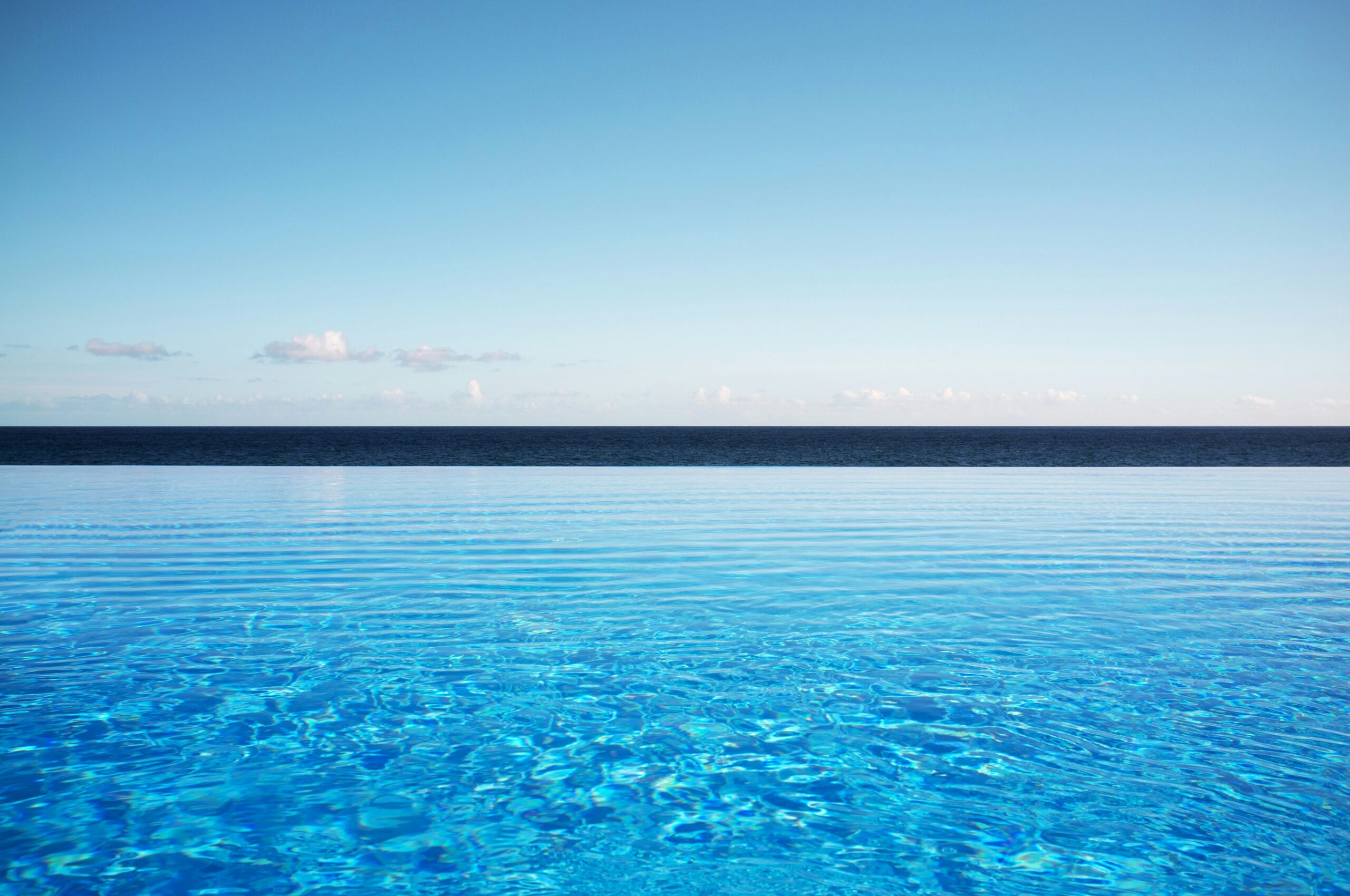 découvrez notre incroyable piscine à débordement, offrant une vue infinie sur un paysage à couper le souffle. ajustez votre niveau de relaxation et plongez dans le luxe avec notre infinity pool.