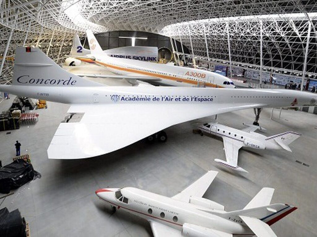 Vue extérieure moderne du musée Aeroscopia à Toulouse, parfait point de départ pour organiser sa visite
