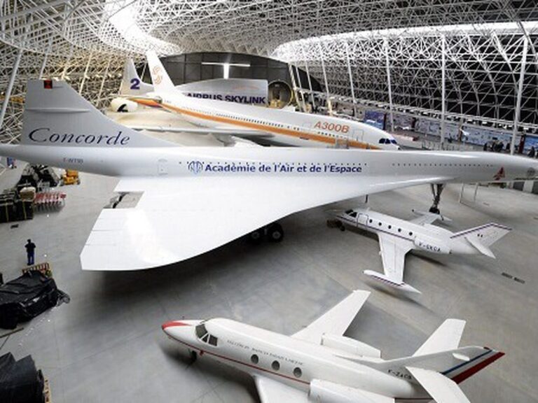 Vue extérieure moderne du musée Aeroscopia à Toulouse, parfait point de départ pour organiser sa visite
