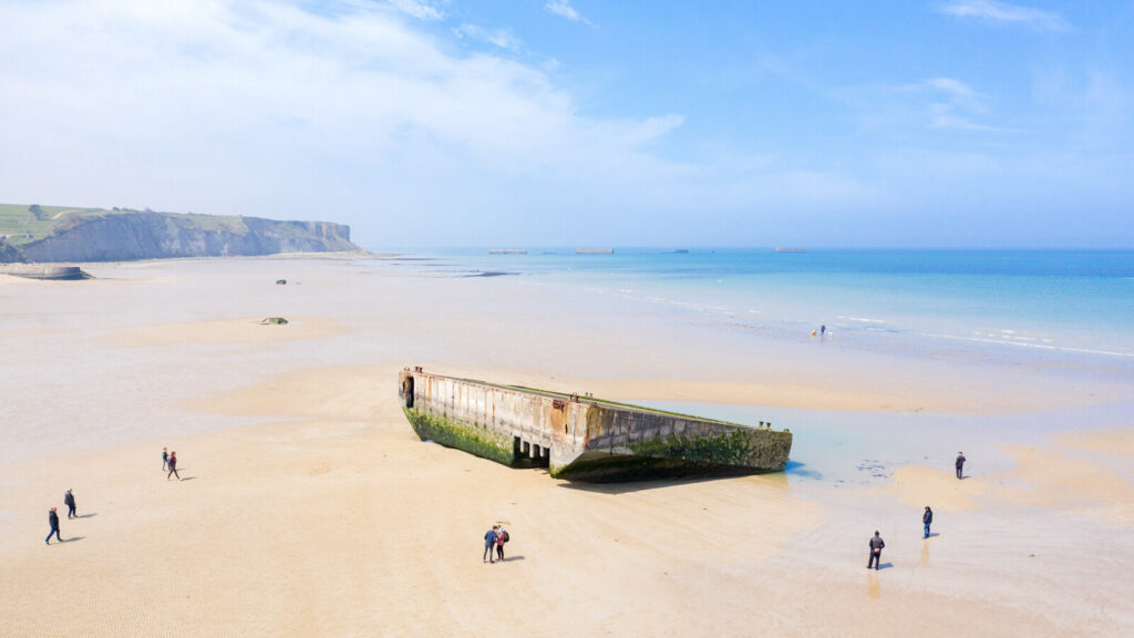 Vue panoramique d'Arromanches, l'une des plages emblématiques du Débarquement en Normandie