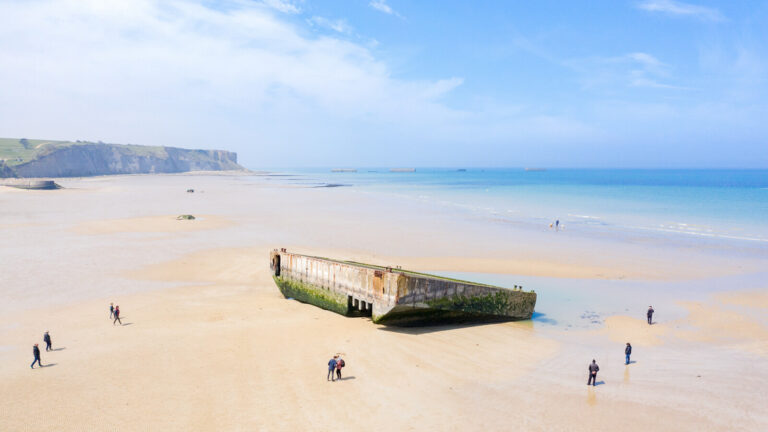 Vue panoramique d'Arromanches, l'une des plages emblématiques du Débarquement en Normandie