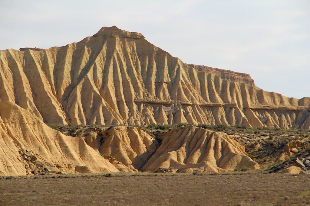 Panorama du désert des Bardenas Reales au lever du soleil, ambiance sauvage typique de la Navarre