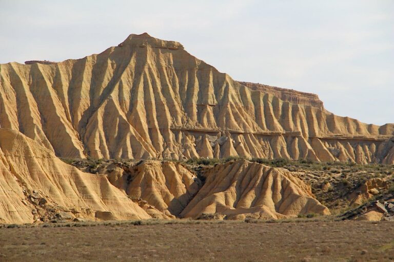 Panorama du désert des Bardenas Reales au lever du soleil, ambiance sauvage typique de la Navarre