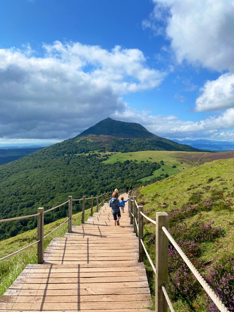 Sentier vers le Puy Pariou dans le Puy-de-Dôme