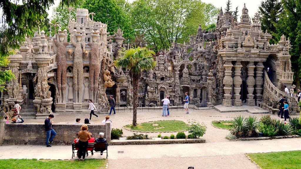 Façade est du Palais Idéal du facteur Cheval sous un ciel bleu – monument emblématique à visiter