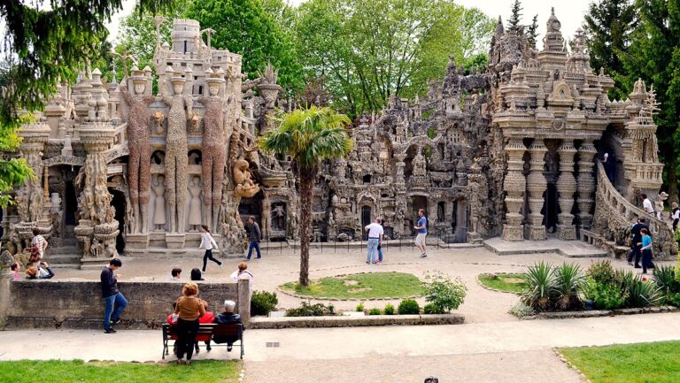 Façade est du Palais Idéal du facteur Cheval sous un ciel bleu – monument emblématique à visiter