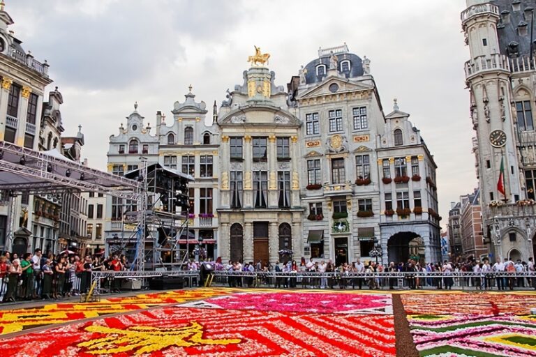 Vue panoramique sur la Grand-Place de Bruxelles, lieu emblématique à visiter en un jour