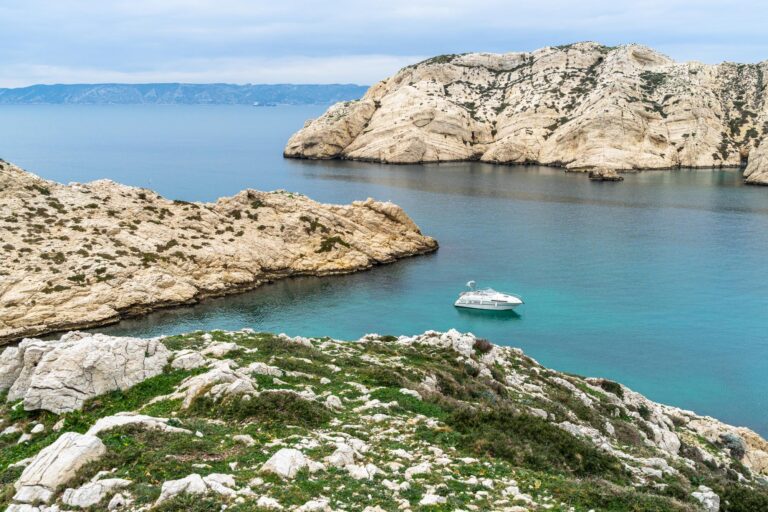 Panorama des îles du Frioul avec eau turquoise et criques sauvages, idéal pour organiser une visite à la journée