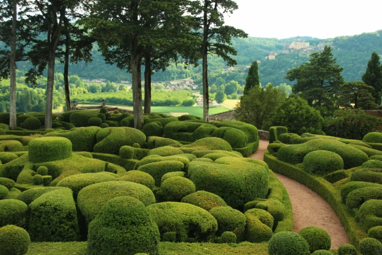 Vue panoramique des jardins suspendus de Marqueyssac, une visite insolite proche de Sarlat