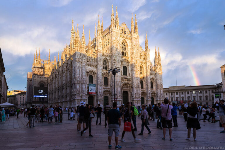 Vue de la piazza del Duomo et de la cathédrale de Milan au lever du soleil