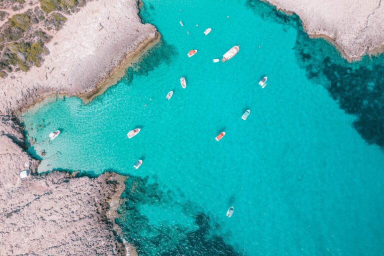 Panorama idyllique de Minorque avec eau turquoise et falaises pendant un itinéraire de 7 jours