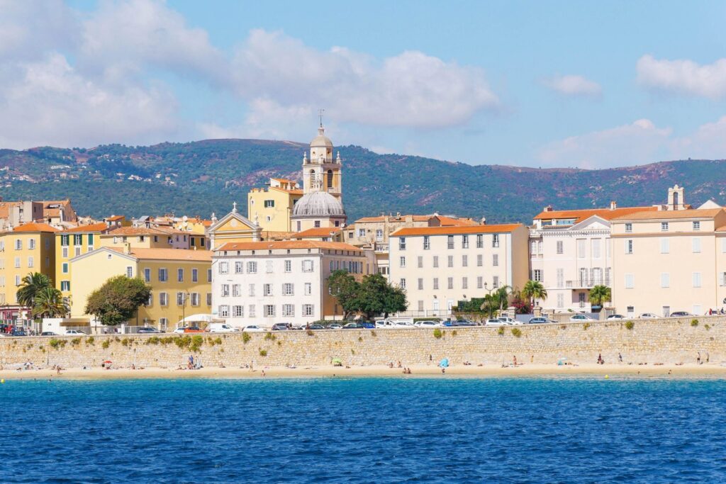 Panorama d'Ajaccio avec vue sur la mer, idéal pour une journée de visite à pied