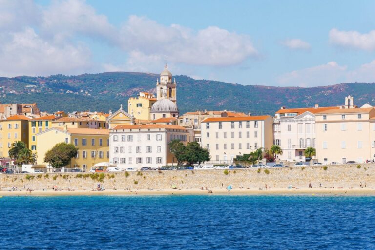 Panorama d'Ajaccio avec vue sur la mer, idéal pour une journée de visite à pied