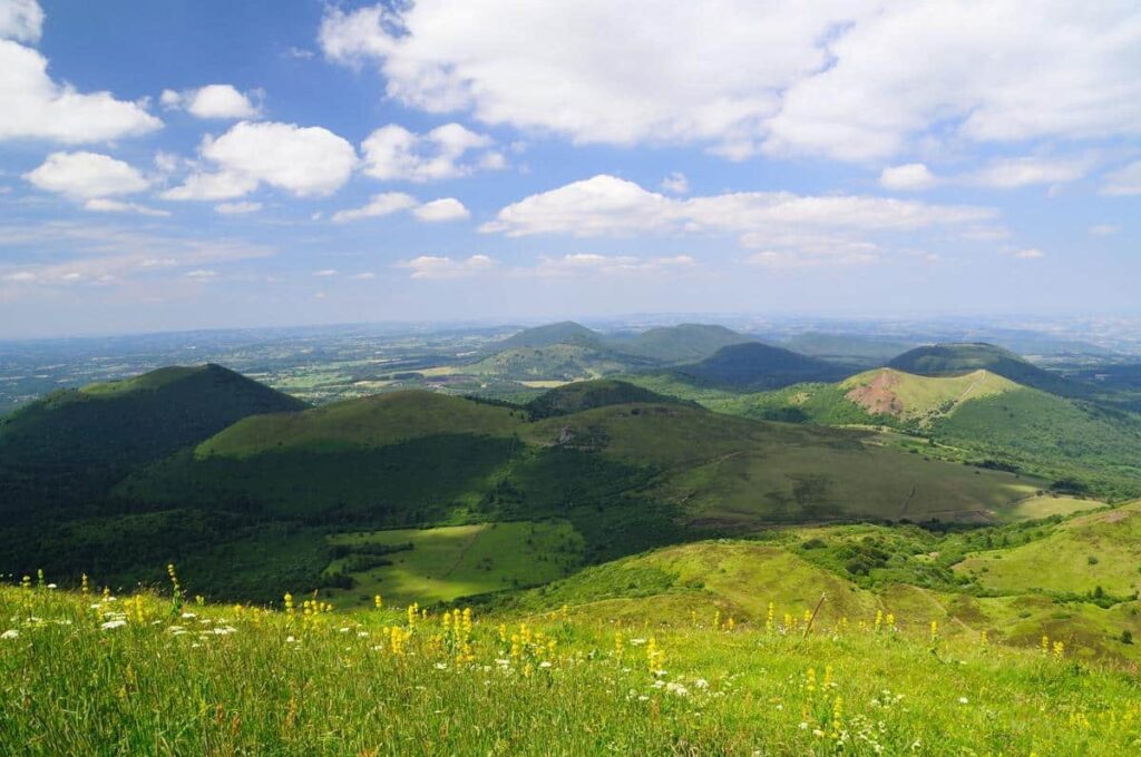 Panorama spectaculaire des volcans d'Auvergne avec vue sur les reliefs emblématiques