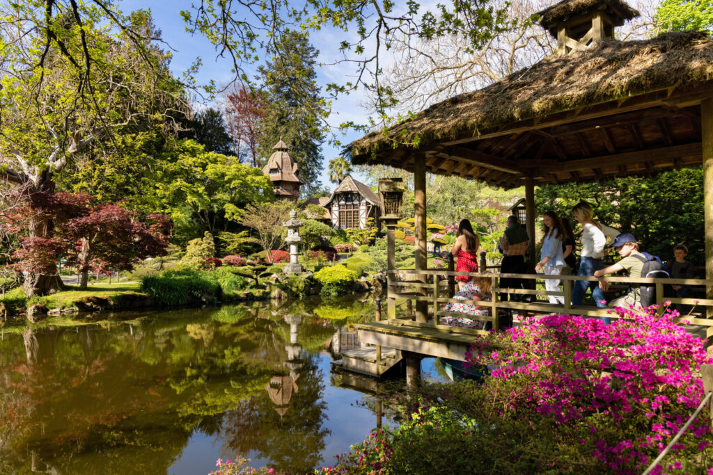 Vue panoramique du parc oriental de Maulévrier au printemps avec ses allées fleuries et ses bassins paisibles