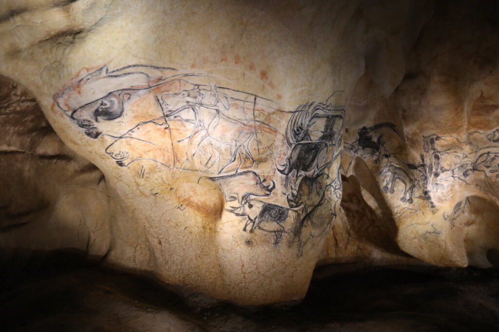 Peintures rupestres remarquables de la grotte Chauvet visibles lors d'une visite virtuelle