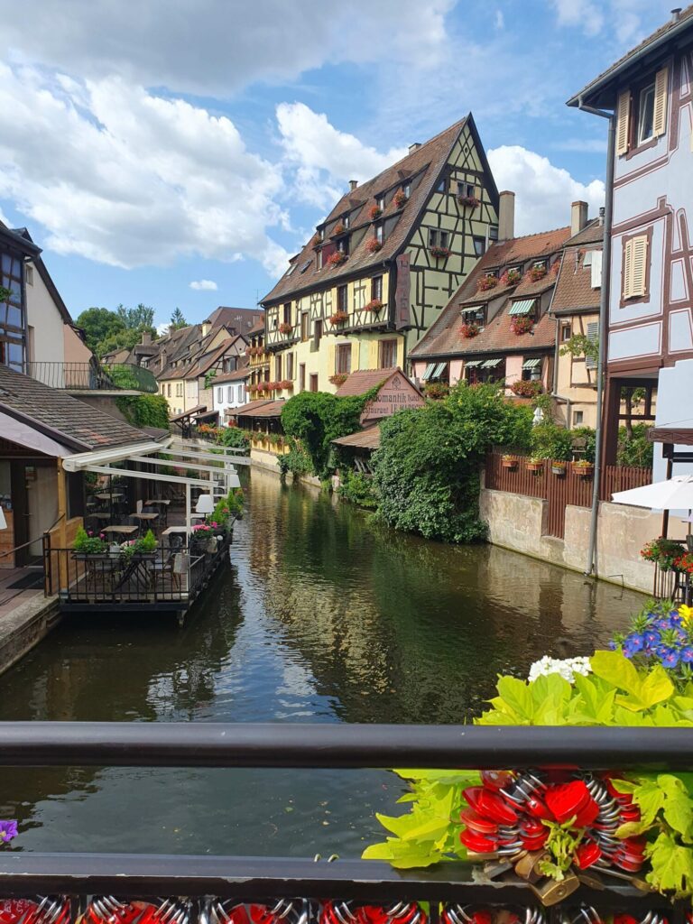 Promenade à pied dans la Petite Venise à Colmar, l'incontournable du centre historique