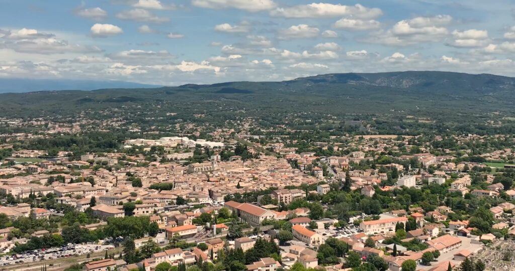 Vue panoramique sur un des plus beaux villages à découvrir autour de L'Isle-sur-la-Sorgue