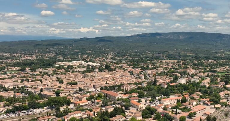 Vue panoramique sur un des plus beaux villages à découvrir autour de L'Isle-sur-la-Sorgue
