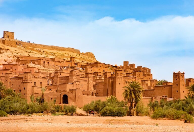 Vue spectaculaire d’un village marocain en terre rouge à flanc de montagne, parfait pour illustrer un voyage hors des sentiers battus