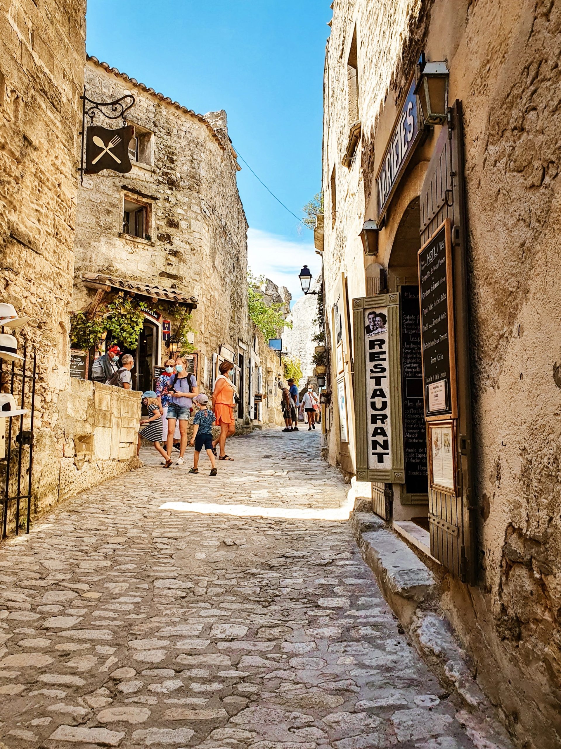 village en pierre provençal près de L’Isle-sur-la-Sorgue