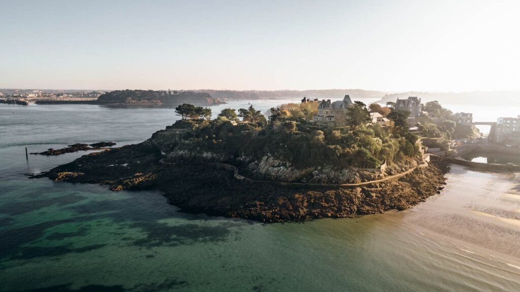 Vue aérienne de la côte Émeraude à Dinard avec la plage de l'Écluse et la pointe du Moulinet