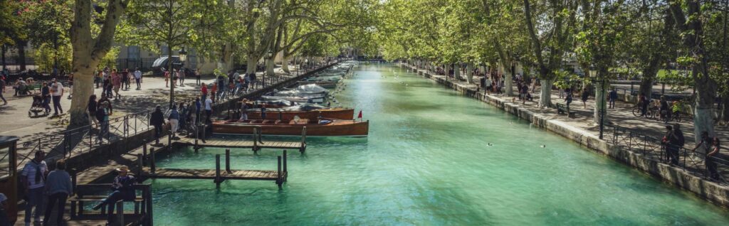 Vue panoramique sur le lac d’Annecy avec les montagnes en arrière-plan, un incontournable à voir en une journée