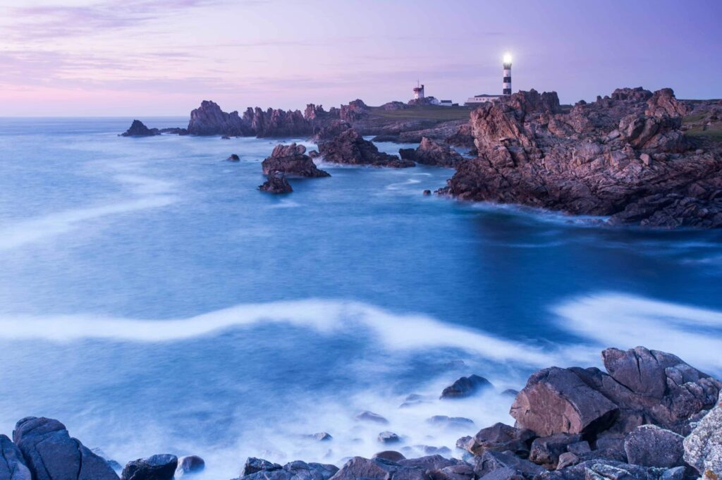 Vue panoramique d'Ouessant mettant en valeur sa nature sauvage et son littoral unique